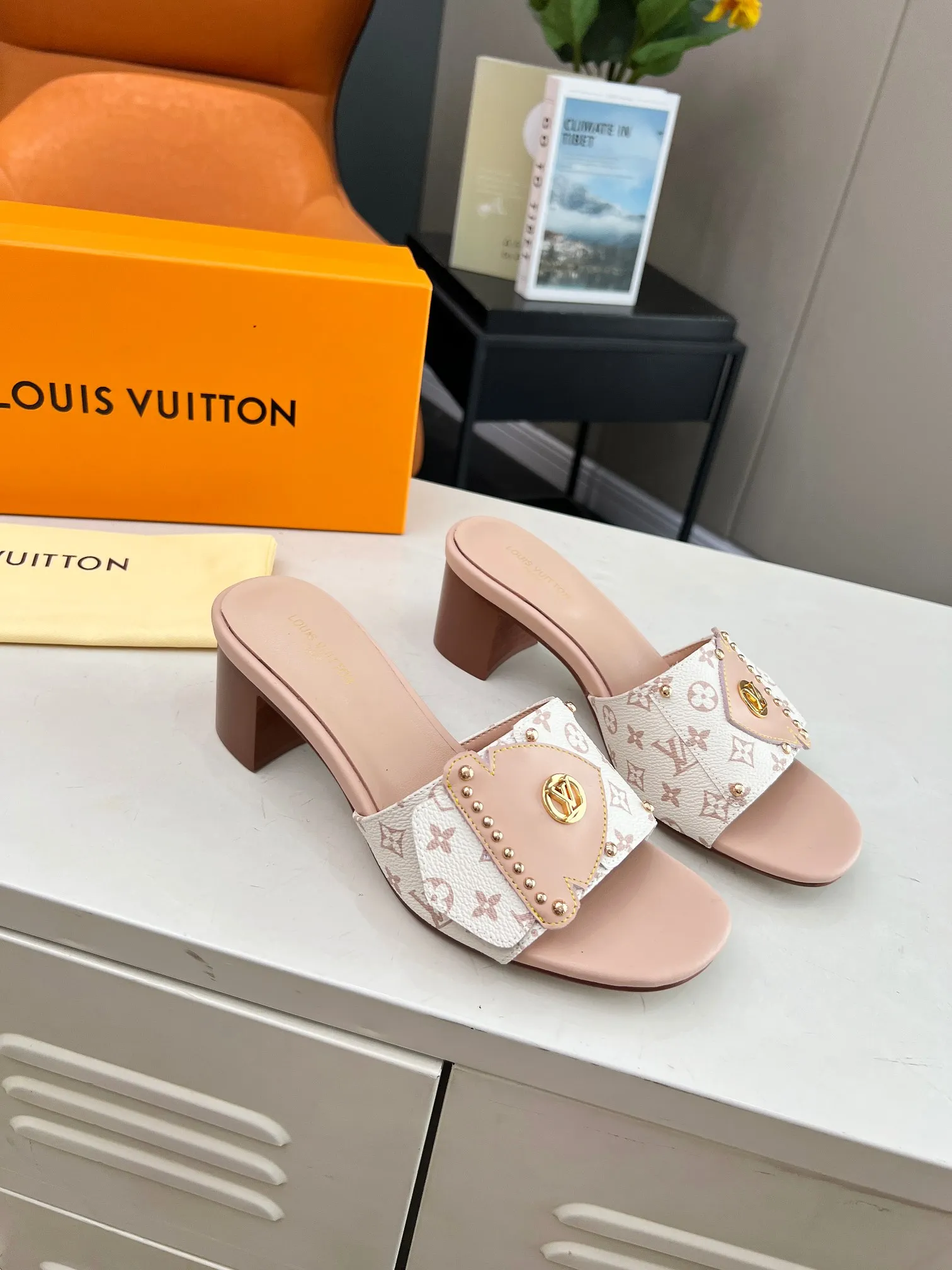 💕💕Factory direct selling price p400💕💕 Vuitton Louis Vuitton's latest 2024 spring and summer style. This LV Frame flat sandal is combined with Monogram and Monogram Reverse canvas, showing a fashionable and comfortable style. The wide front strap is embellished with studs and the LV Circle logo, echoing the opening and closing design of the Camera Box bag, and a durable leather outsole completes the look. Bringing a different visual feast to the hot summer Color: Brown White Size: 35 to 40 (4142 43 44 can be customized, non-returnable and non-exchangeable) (Genuine leather bottom can be customized +40) (Genuine leather bottom can be customized +30)